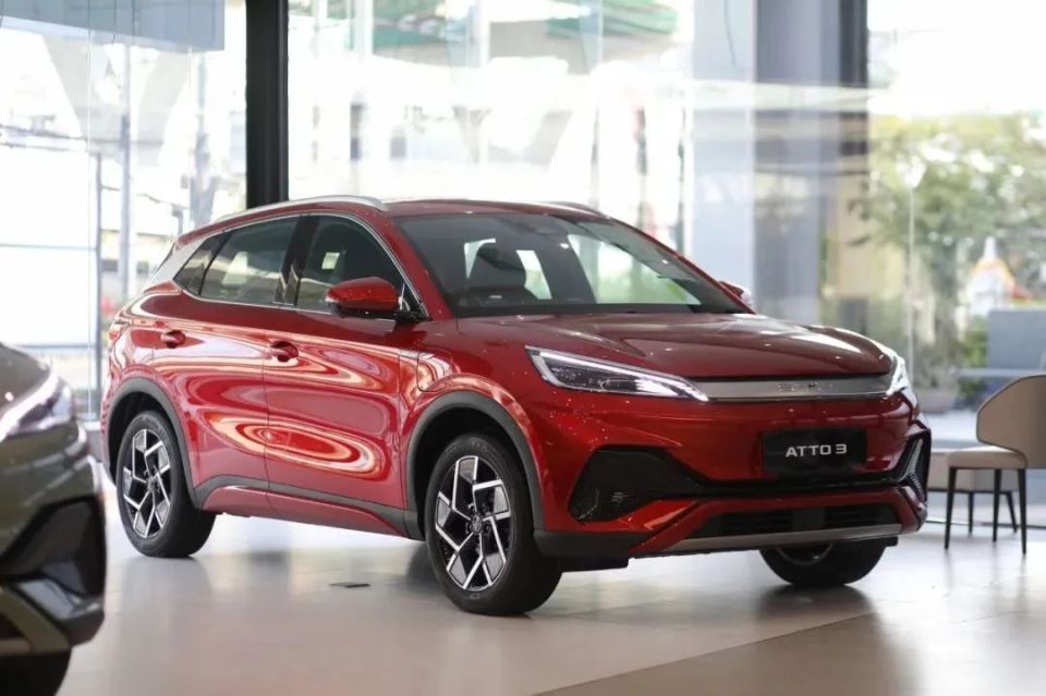 比亞迪在泰國的暢銷車型ATTO3,泰國定價為109.99萬泰銖(折合人民幣約22.53萬元) 比亞迪在泰國的暢銷車型ATTO3,泰國定價為109.99萬泰銖(折合人民幣約22.53萬元)