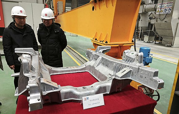 特斯拉2020年率先使用一體化壓鑄方式生產(chǎn)了汽車后底板,將70個零部件合而為一 特斯拉2020年率先使用一體化壓鑄方式生產(chǎn)了汽車后底板,將70個零部件合而為一